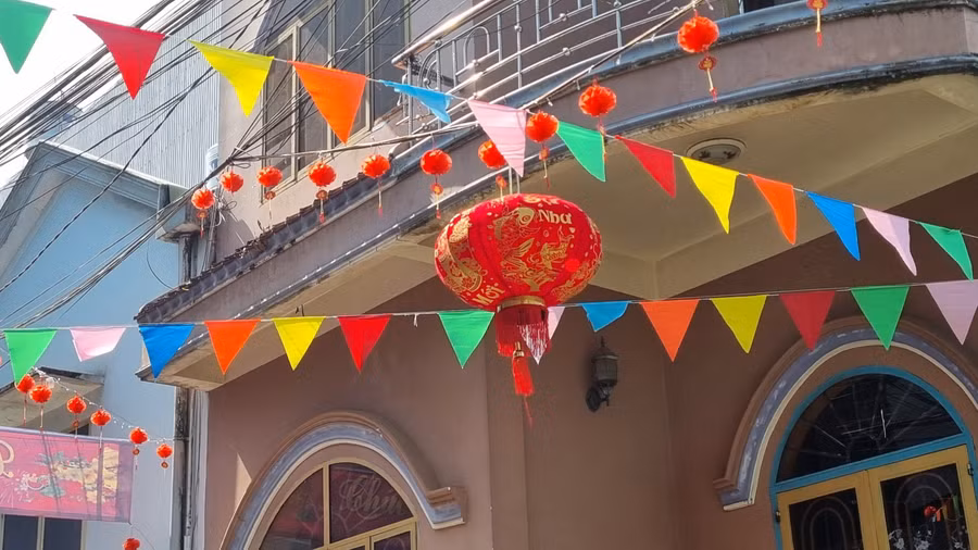 Không khí Tết càng thêm rộn ràng trong con hẻm.