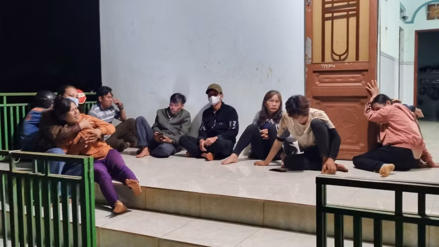 Người thân trong gia đình khóc nấc khi chứng kiến cảnh ra đi đau lòng của vợ chồng anh Hòa và cháu Nhân. Ảnh: Hà Phương