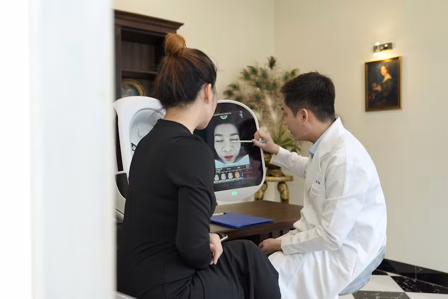 Bác sĩ tư vấn biện pháp chăm sóc sắc đẹp cho khách hàng