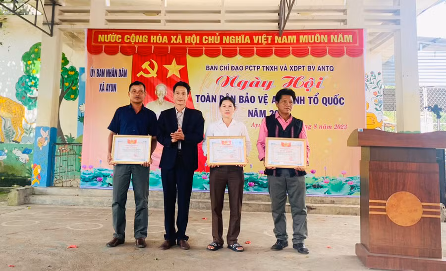 Lãnh đạo xã Ayun khen thưởng các cá nhân đã có thành tích xuất sắc trong phong trào toàn dân bảo vệ an ninh Tổ quốc năm 2023. Ảnh: Hà Phương
