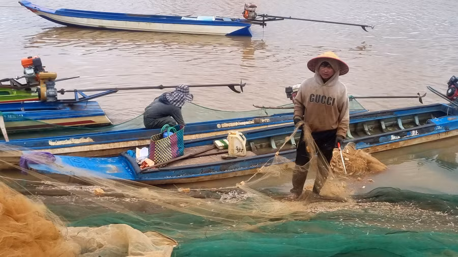 Mỗi ngày, người dân nơi đây kiếm được khoảng 200-300 ngàn đồng nhờ đánh bắt thủy sản trên lòng hồ.