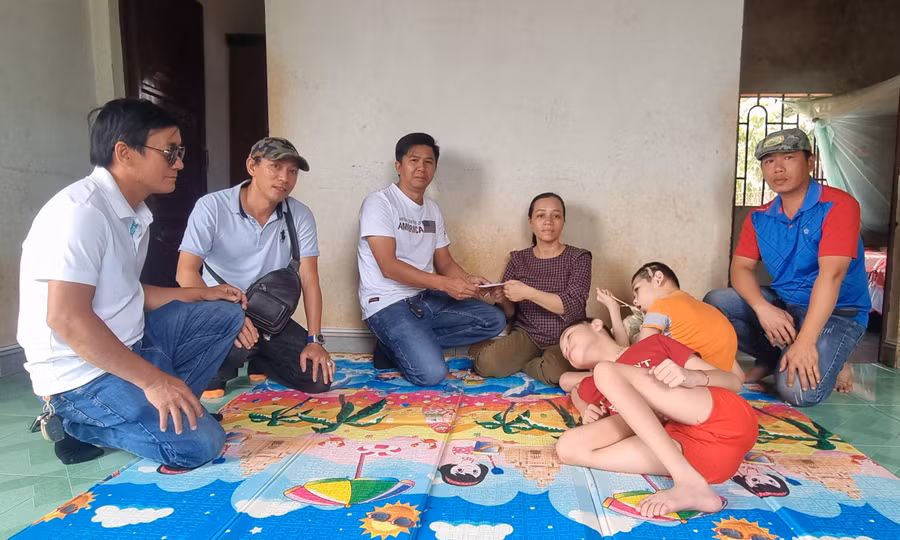 Các thành viên Hội lái xe du lịch Gia Lai trao tiền hỗ trợ cho chị Nguyễn Thị Hồng Thủy (thôn 2, xã Nghĩa Hòa, huyện Chư Păh). Ảnh: H.P