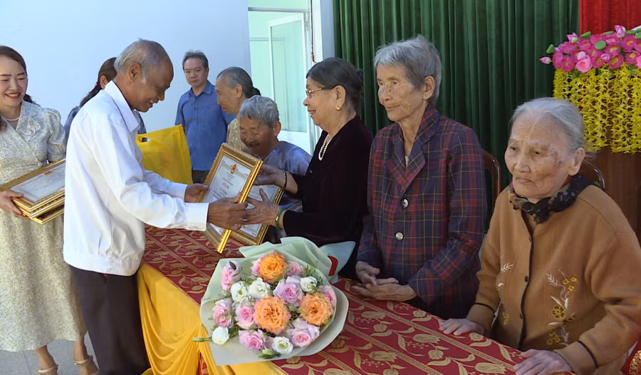 Ban đại diện Hội Người cao tuổi huyện Chư Păh mừng thọ các cụ từ 70 đến 90 tuổi. Ảnh: K.P
