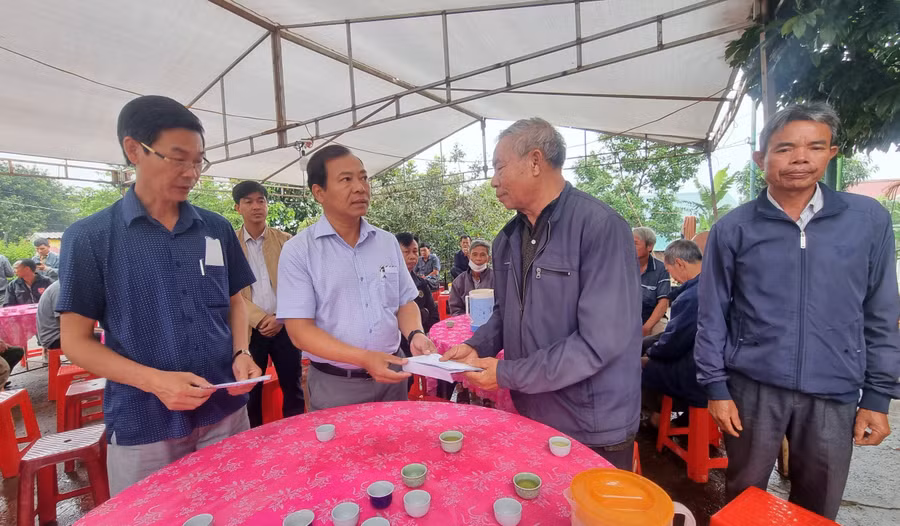 Đại diện Ban An toàn Giao thông tỉnh Gia Lai đến thăm, động viên gia đình anh Nguyễn Quang Hòa. Ảnh: Hà Phương