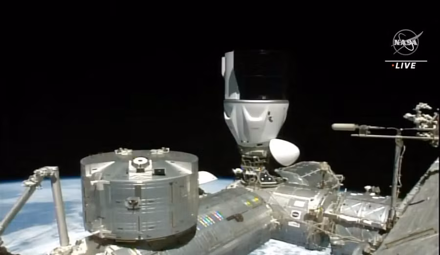 Tàu vũ trụ Dragon của Công ty SpaceX kết nối với Trạm ISS ngày 3/3/2023. Ảnh: AFP/TTXVN