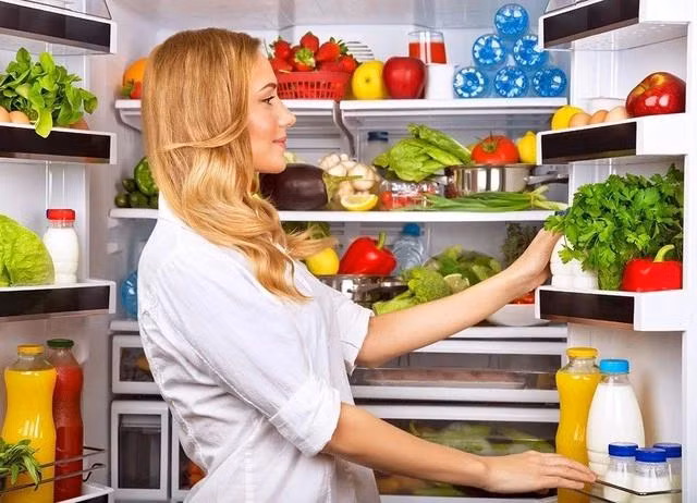 Nếu bảo quản thực phẩm trong tủ lạnh thì cần để thịt sống và hải sản tách biệt với các món đã nấu chín hoặc rau ăn sống