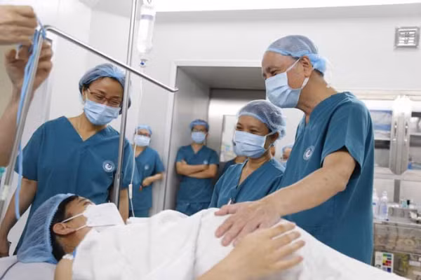 Bác sĩ Trần Ngọc Hải động viên thai phụ trước khi tiến hành gây tê. Bác sĩ Trần Ngọc Hải động viên thai phụ trước khi tiến hành gây tê.