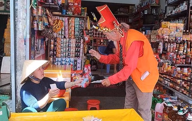 Ông Thái lang thang khắp nơi để bán vé số. Trong ảnh, ông bán vé số tại chợ Bình Thuận, Q.Bình Tân, TP.HCM