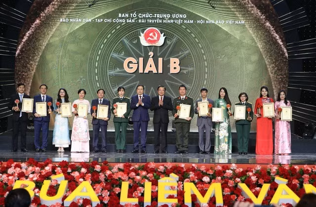 Phó Chủ tịch Thường trực Quốc hội Trần Thanh Mẫn và Trưởng Ban Nội chính Trung ương Phan Đình Trạc trao giải B cho các tác giả, nhóm tác giả có tác phẩm đoạt giải. Ảnh: Nhật Bắc