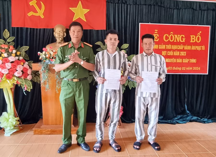 Lãnh đạo Trại giam Gia Trung trao quyết định giảm án cho các phạm nhân. Ảnh: H.P Lãnh đạo Trại giam Gia Trung trao quyết định giảm án cho các phạm nhân. Ảnh: H.P