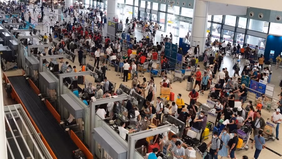 Ngày 28 Tết Nguyên đán Giáp Thìn 2024, lượng khách đi lại hàng không tại Sân bay Nội Bài và Tân Sơn Nhất đều tăng rất cao. Ảnh: PV/Vietnam+
