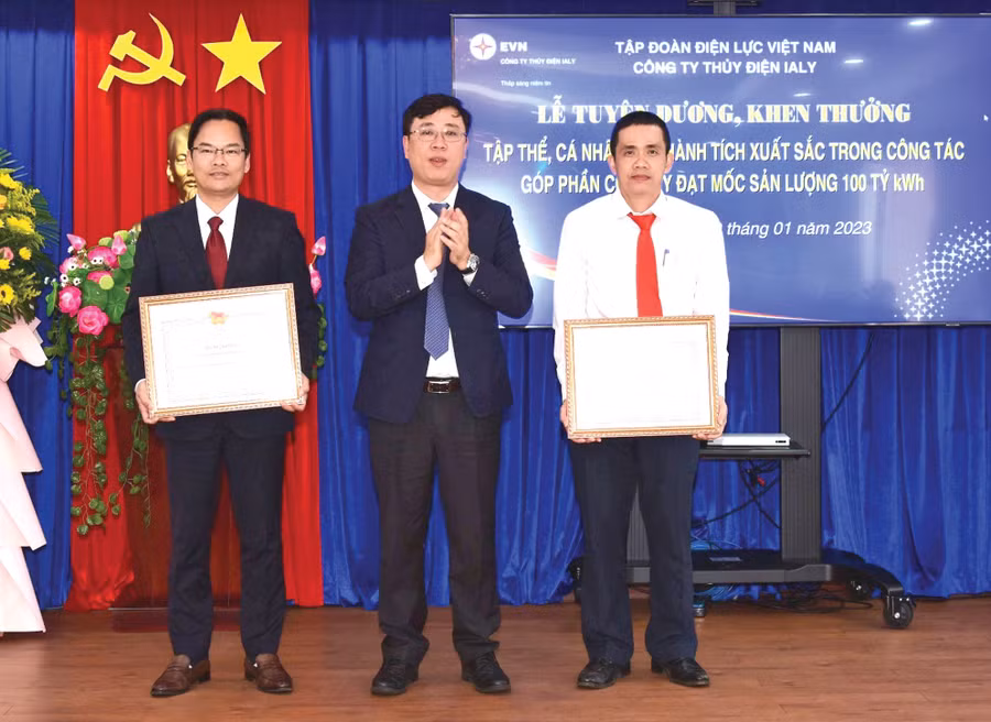 Giám đốc Công ty Thủy điện Ialy Đoàn Tiến Cường (bìa trái) đón nhận bằng khen của Ủy ban Quản lý vốn nhà nước nhân sự kiện Công ty sản xuất được 100 tỷ kWh điện. Ảnh: Đ.Y