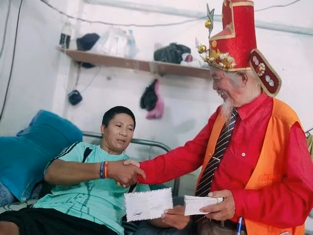 Anh Quách Văn Nhứt, nhân vật trong loạt bài Sinh tồn hậu chấn thương tủy sống, nhận 3 triệu đồng hỗ trợ từ ông Thái