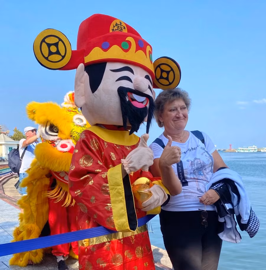 Chụp hình lưu niệm cùng Thần tài