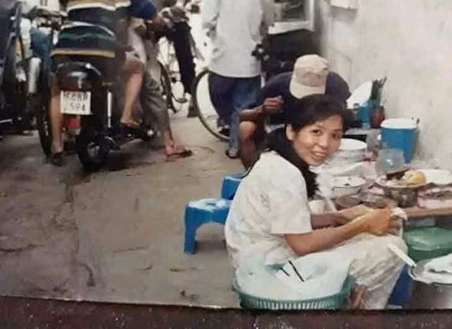 Chị Trà Dung 29 năm trước, khi bán nồi cháo nhỏ ở đầu hẻm lúc sa cơ lỡ vận