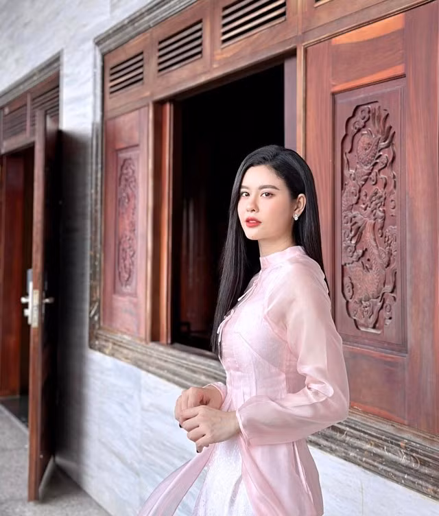 Vẻ dịu dàng của Trương Quỳnh Anh khi chuyển sang áo dài màu sắc nhu hòa hơn