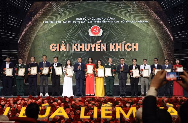 Ban Tổ chức trao giải Khuyến khích cho các tác giả, nhóm tác giả có tác phẩm đoạt giải. Ảnh: Nhật Bắc