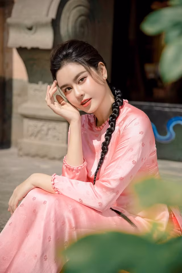 Nữ diễn viên, ca sĩ Trương Quỳnh Anh xinh đẹp với áo dài cho loạt ảnh Tết
