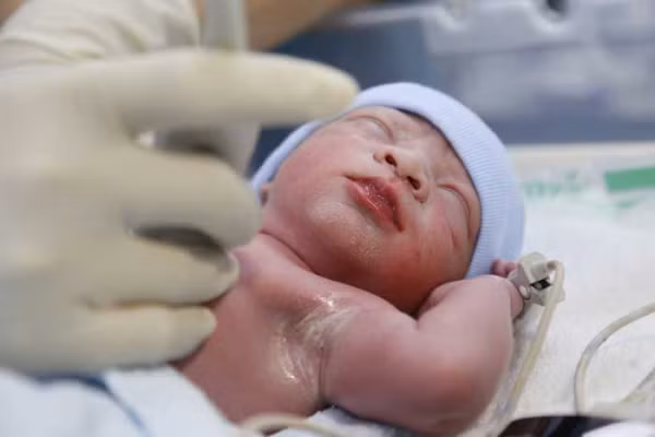 Cháu bé khỏe mạnh và cất tiếng khóc to khi vừa ra khỏi bụng mẹ. Cháu bé khỏe mạnh và cất tiếng khóc to khi vừa ra khỏi bụng mẹ.
