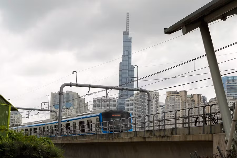 Đoàn tàu đầu tiên của tuyến Metro số 1 (Bến Thành-Suối Tiên) chạy thử nghiệm trên toàn tuyến. Ảnh: Thanh Vũ/TTXVN