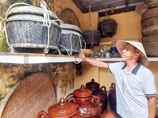 Đôi thúng bầu được ông Mười phục chế, nhắc nhớ nghề bán nước mắm dạo ngày xưa