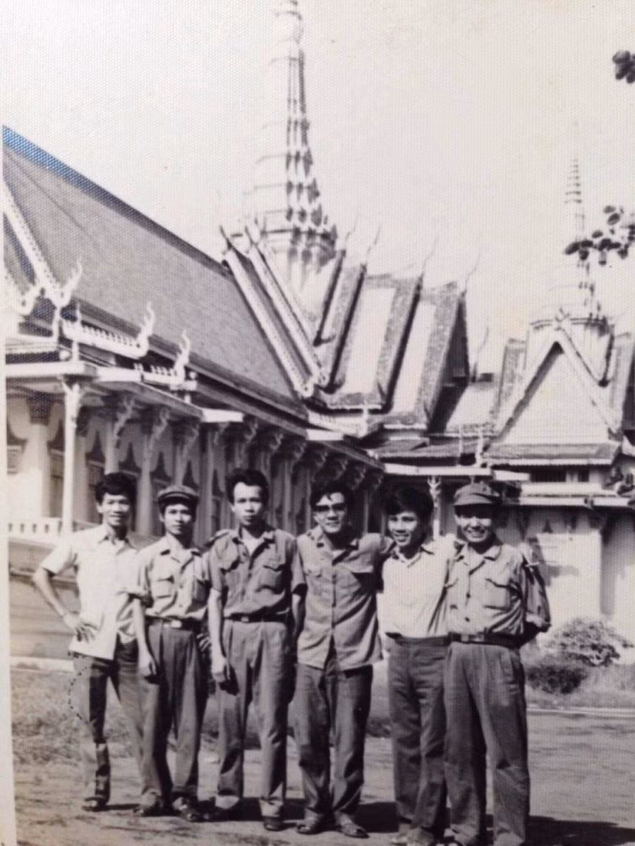 Các phóng viên TTXVN thăm Hoàng Cung, Phnom Penh (1979)