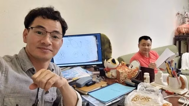 Trang cá nhân của NSƯT Xuân Bắc cũng chia sẻ hình ảnh NSND Tự Long đang đọc kịch bản Táo quân