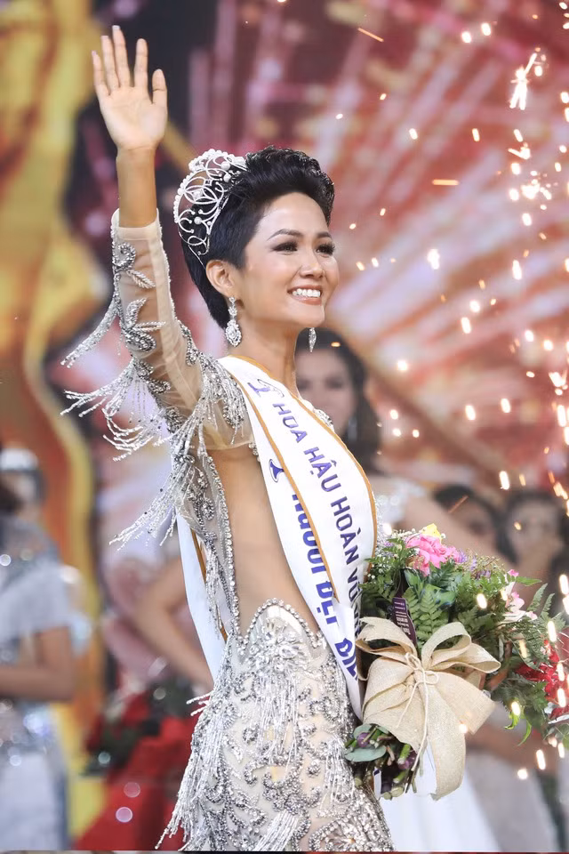 Ngày H'Hen Niê đăng quang hoa hậu Ngày H'Hen Niê đăng quang hoa hậu