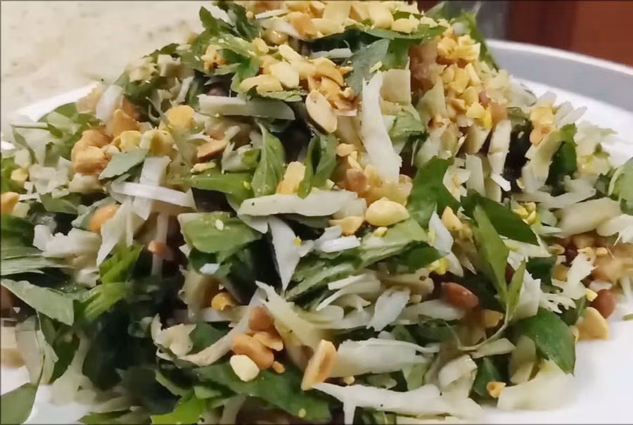 Gia đình cụ Lan đãi khách trọ tiệc Giáng sinh với món quê hương như mít trộn, bánh xèo, bánh tráng cuốn thịt heo. Ảnh: S.T