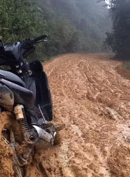Con đường đến trường đầy bùn đất do cô giáo Lê Sương Sương chụp lại