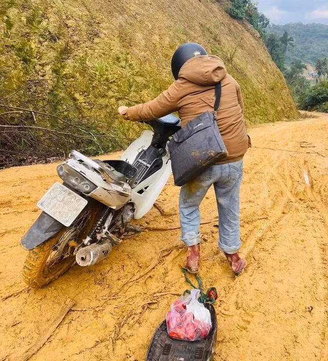 Hình ảnh chiếc xe máy của cô giáo Lê Sương Sương bị hư hại trong quá trình vượt đường đầy bùn đất để đến trường gây xúc động