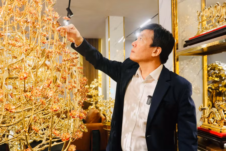 Cây đào mạ vàng có thiết kế như cây đào thật