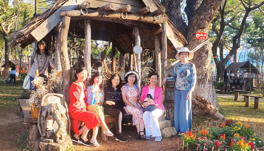 Du khách chụp ảnh trong không gian trưng bày “Thiên đường Tây Nguyên-Gia Lai” tại Quảng trường Đại Đoàn Kết (TP. Pleiku). Ảnh: Lê Hà