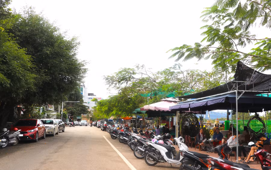 Hầu hết các quán cà phê trên địa bàn thị xã An Khê thu hút đông đảo người dân đến thưởng thức, quây quần bên bạn bè. Ảnh: Ngọc Minh