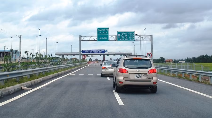 Phương tiện lưu thông đến trạm thu phí đường Cao tốc Nội Bài-Lào Cai. Ảnh: Việt Hùng/Vietnam+