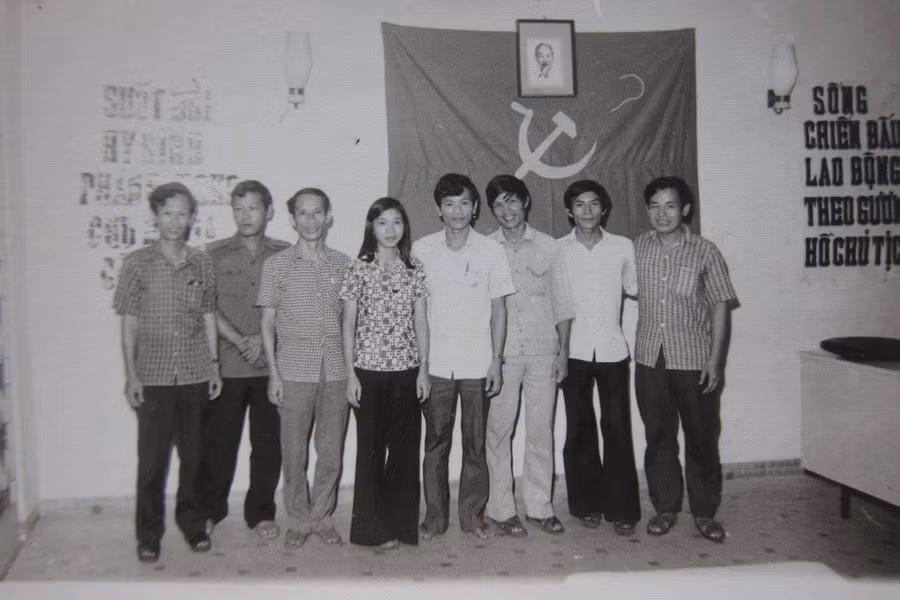 Lê kết nạp Đảng tại đoàn chuyên gia S78 (1979). Lê kết nạp Đảng tại đoàn chuyên gia S78 (1979).