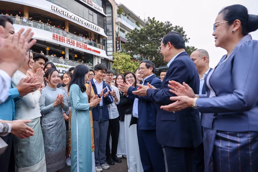 Thủ tướng Phạm Minh Chính và Phu nhân cùng Thủ tướng CHDCND Lào Sonexay Siphandone và Phu nhân giao lưu với người dân. Ảnh: Đoàn Bắc Thủ tướng Phạm Minh Chính và Phu nhân cùng Thủ tướng CHDCND Lào Sonexay Siphandone và Phu nhân giao lưu với người dân. Ảnh: Đoàn Bắc