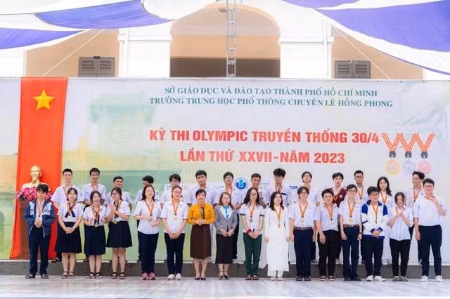 Trà My (hàng đầu bên trái, thứ 2) đoạt HCV kỳ thi Olympic truyền thống 30.4 các tỉnh phía nam môn tiếng Anh năm 2023