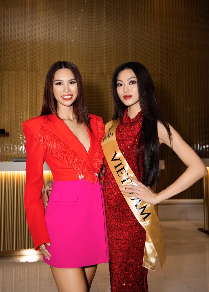 Hà Anh cùng đại diện của Việt Nam tại cuộc thi Miss Global 2023.