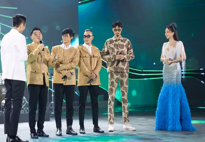 Trong dàn khách mời năm nay, Á hậu Thụy Vân còn giao lưu với cả BinZ, nhóm MTV và Đen Vâu.