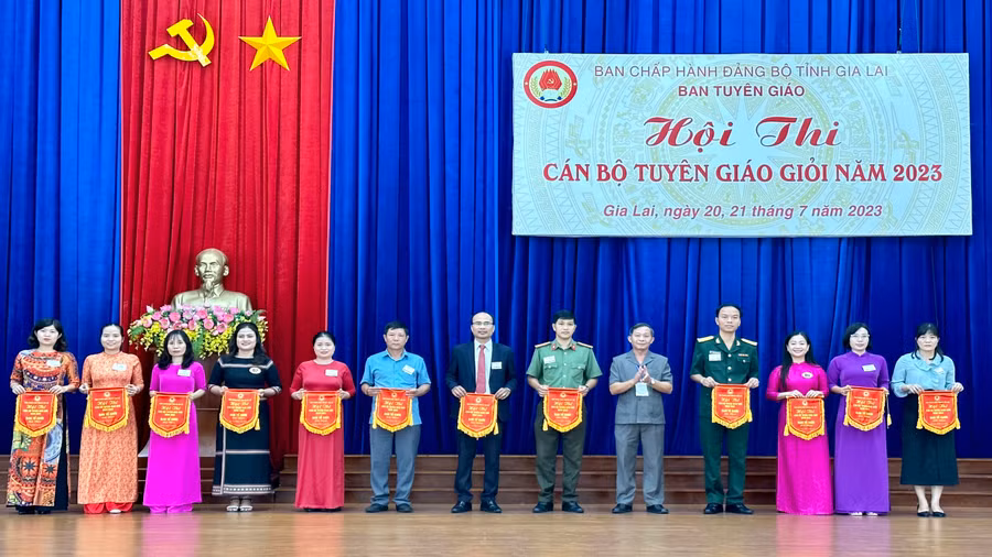 Ủy viên Ban Thường vụ Tỉnh ủy, Trưởng ban Tuyên giáo Tỉnh ủy Huỳnh Thế Mạnh (thứ 5 từ phải sang) trao cờ lưu niệm cho các đội tham gia Hội thi cán bộ tuyên giáo giỏi năm 2023. Ảnh: Phan Lài