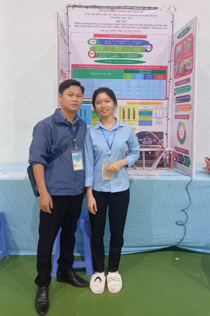 Thầy Hoàng Việt Trung và nữ sinh Đỗ Thị Yến Nhi chụp hình lưu niệm tại Cuộc thi Sáng tạo thanh thiếu niên nhi đồng cấp tỉnh năm 2022. Ảnh: Thiên Di