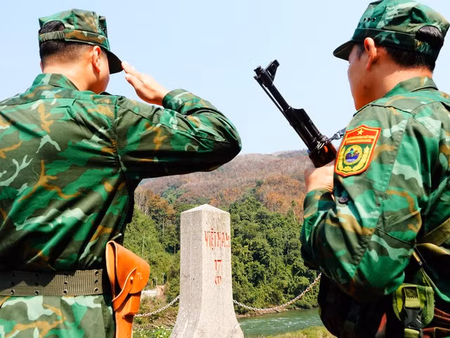 Chào cột mốc 17 (1) đầu sông Đà