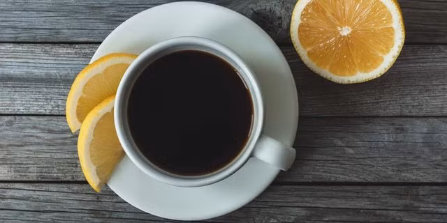 Chưa có bằng chứng khoa học nào cho thấy việc trộn chanh và cà phê với nhau có thể làm tăng lợi ích cho sức khỏe. Ảnh: Shutterstock