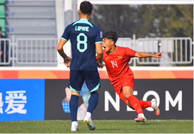 Quốc Việt (số 14) ghi bàn thắng quan trọng. Ảnh: AFC