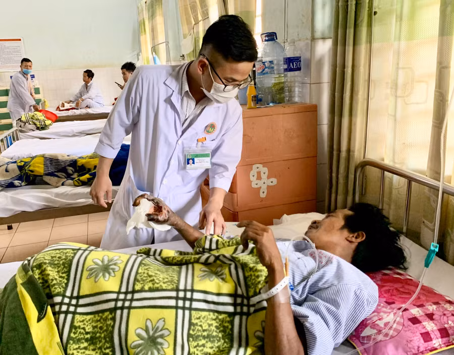 Bác sĩ Khoa Ngoại chấn thương chỉnh hình-bỏng (Bệnh viện Đa khoa tỉnh) thăm khám vết thương cho bệnh nhân Kpuih Hmrăng. Ảnh: Như Nguyện Bác sĩ Khoa Ngoại chấn thương chỉnh hình-bỏng (Bệnh viện Đa khoa tỉnh) thăm khám vết thương cho bệnh nhân Kpuih Hmrăng. Ảnh: Như Nguyện