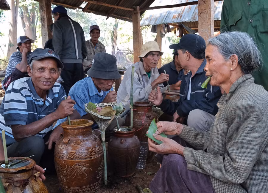 Dân làng quây quần bên những ghè rượu trong lễ pơ thi. Ảnh: Hoàng Ngọc