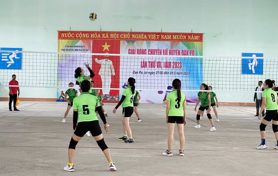 Trận chung kết giữa đội thị trấn Đak Pơ và đội ngành Giáo dục và đào tạo. Ảnh: Tuyết Mai