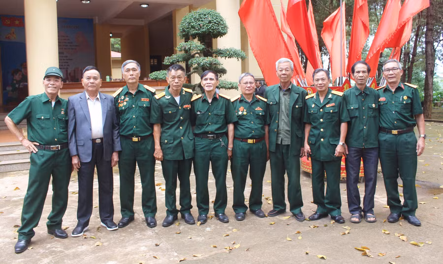 Các cựu chiến binh Trung đoàn 95 chụp ảnh lưu niệm tại buổi gặp mặt truyền thống cuối năm 2022. Ảnh: Phan Lài