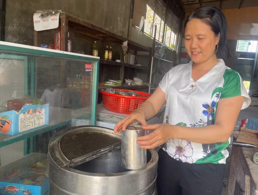 Theo chị Nhung, nhờ có nồi hấp căn chỉnh nhiệt độ, thời gian, năng suất và chất lượng giò, chả được nâng lên đáng kể. Ảnh: Vũ Chi Theo chị Nhung, nhờ có nồi hấp căn chỉnh nhiệt độ, thời gian, năng suất và chất lượng giò, chả được nâng lên đáng kể. Ảnh: Vũ Chi